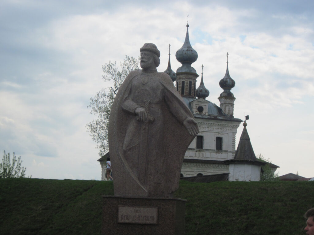 Памятник основателю города – князю Юрию Долгорукому