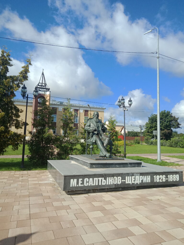 Памятник М. Салтыкову-Щедрину в центре Талдома