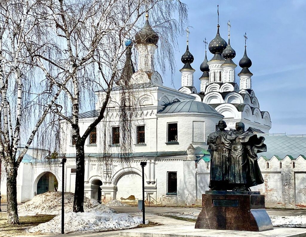 Памятник святым Петру и Февронии в Муроме