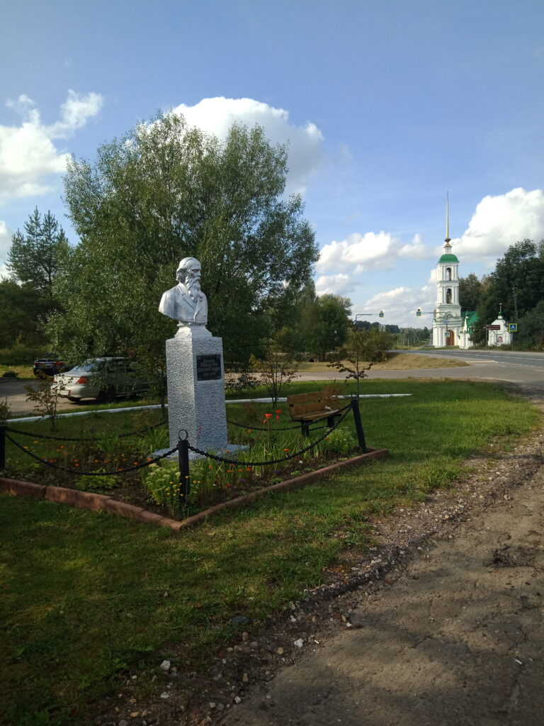 Бюст М. Салтыкова-Щедрина на фоне церкви Спаса-Преображения
