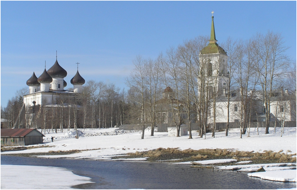 Соборная площадь в Каргополе на берегу Онеги. Христорождественский собор, соборная Колокольня, на заднем плане по центру Введенская церковь